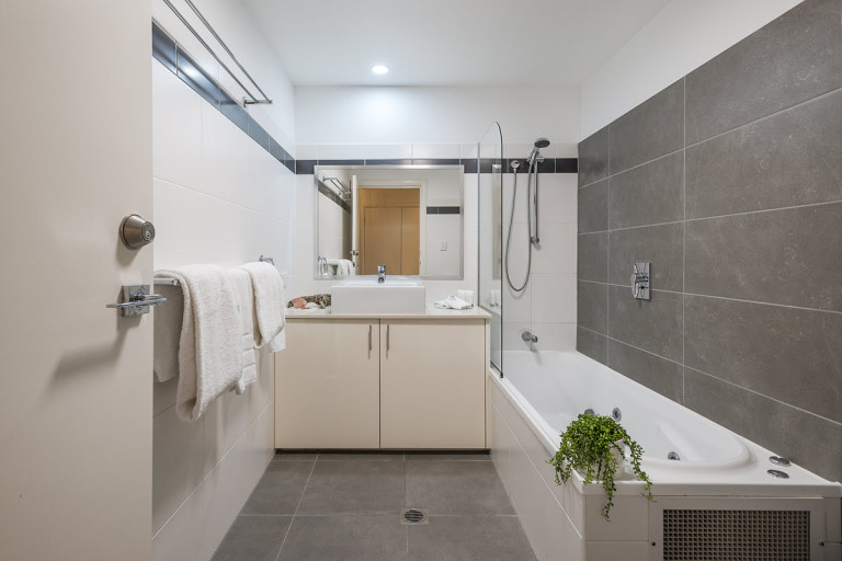 The Bay Apartments 3BR Poolside Apt 2 1200px 9